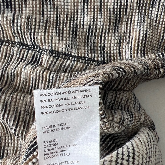 NWT UO Theo Notch Thermal Stripe Textured Pattern Crop Top Cream Black Small - Picture 6 of 6